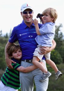 Zach Johnson 2014 mit seinen Söhnen Will (l.) and Wyatt (r.).