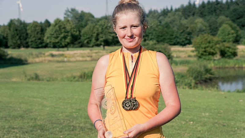 Vorjahressiegerin Amelie Paloma González Podbicanin präsentiert die Trophäe für den Gewinn der IAM der Golfer mit Behinderung der Damen 2023. (Foto: C&V Sport Promotion)