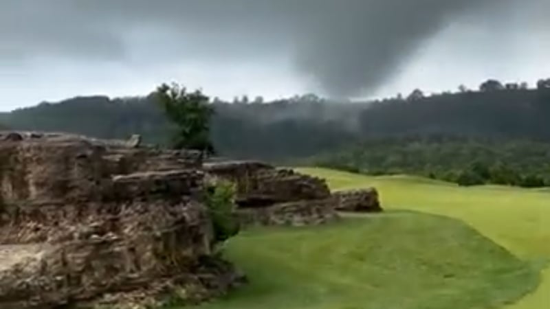 Golferinnen und Golfer wurden a Montag Zeuge von einem Naturspektakel auf einem Golfplatz in Missouri. (Quelle: Youtube)