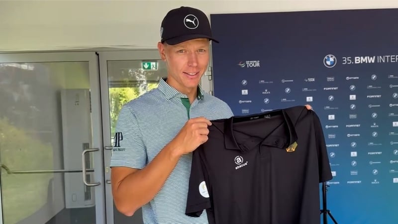 Matti Schmid nimmt bei der BMW International Open seine Olympia-Kleidung entgegen.