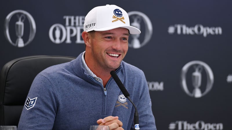 Bryson DeChambeau auf der Pressekonferenz am Dienstag vor der British Open 2024. (Foto: Charlie Crowhurst/R&A/R&A via Getty Images)