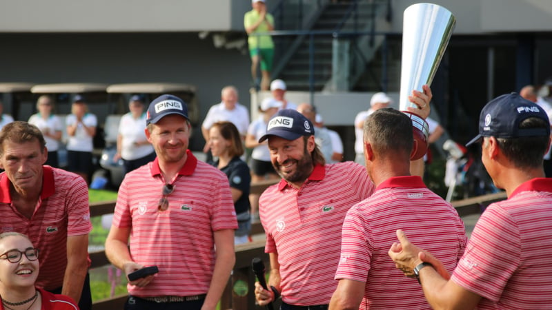 Das französische Team um Kapitän Charles-Henri Quélin (mit Pokal) ist neuer Team-Europameister der Golfer mit Behinderungen. (Foto: DGV/Fischbacher)