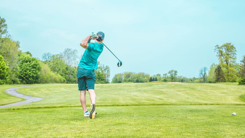 Golfstatistiken: Spielerinnen und Spieler überschätzen ihre Länge mit dem Driver. (Foto: Unsplash/Courtney Cook)