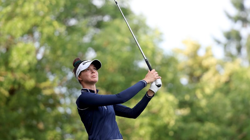 Trotz wetterbedingten Unterbrechungen spielt sich die deutsche Golferin Esther Henseleit auf den geteilten zehnten Platz der LPGA Tour. (Fotos: Getty)