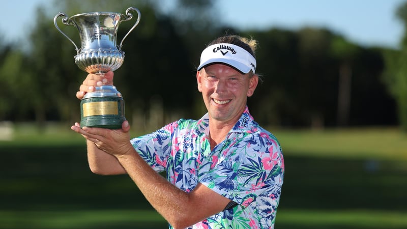 Marcel Siem mit der Trophäe der Italian Open nach seinem sechsten Sieg auf der DP World Tour. (Foto: Getty)