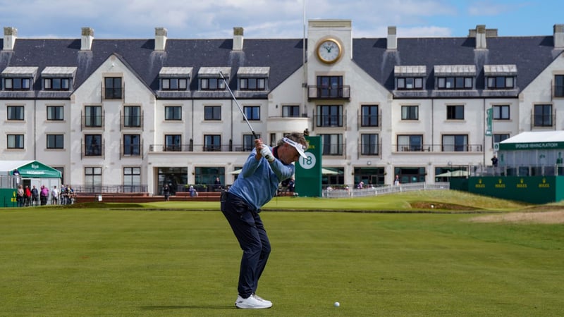 Bernhard Langer vor der einmaligen Kulisse in Carnoustie. (Foto: Getty)