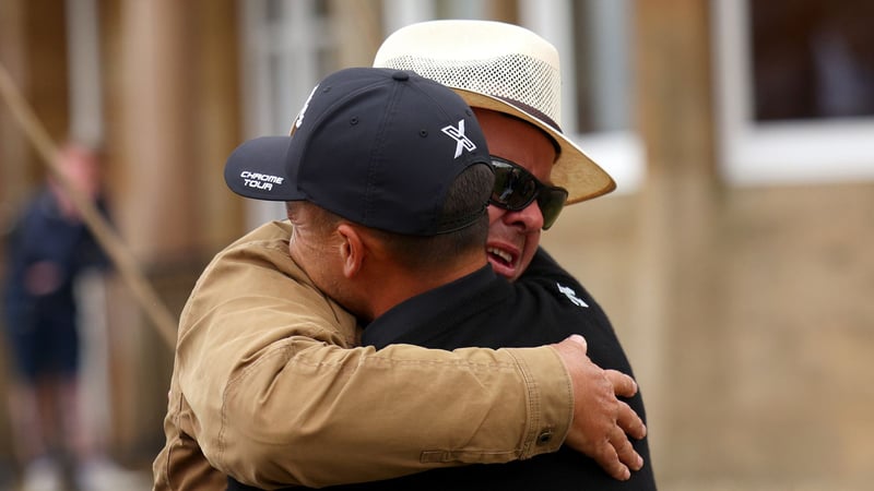 Nach dem Triumph bei der British Open, umarmt Xander Schauffele seinen Vater Stefan. (Foto: Getty)