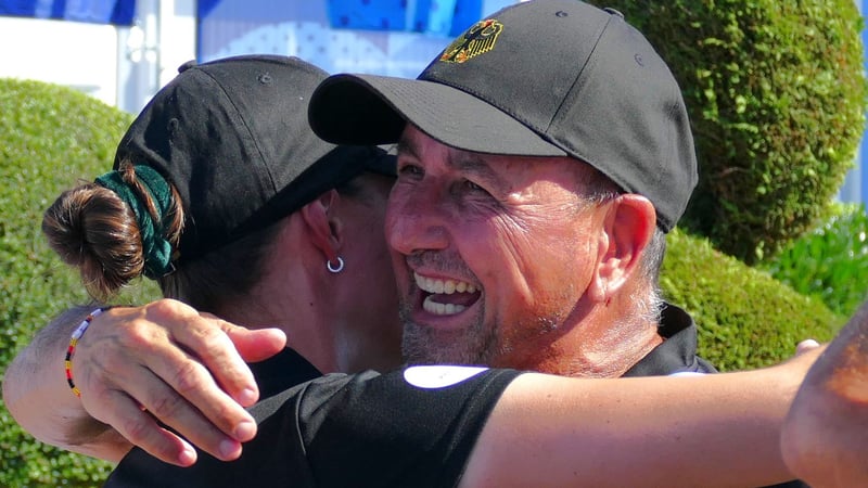 Damen-Bundestrainer Stephan Morales umarmt die olympische Silbermedaillengewinnerin Esther Henseleit. (Foto: Deutscher Golfverband / Thomas Kirmaier)