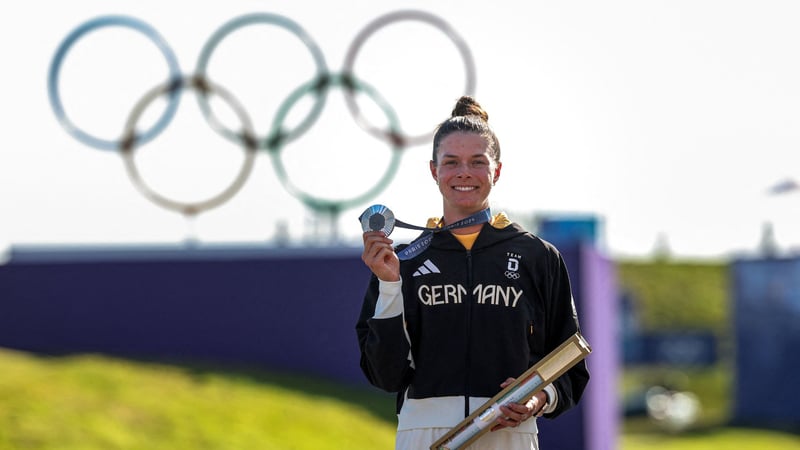 Esther Henseleit gewinnt die Silbermedaille im Golf bei Olympia 2024. Nach der Siegerehrung sprach sie mit Golf Post. (Foto: Getty)