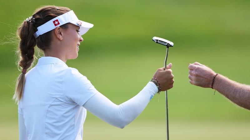 Morgane Metraux schlägt nach ihrem zweiten Eagle ihren Caddie ab. (Foto: Getty)