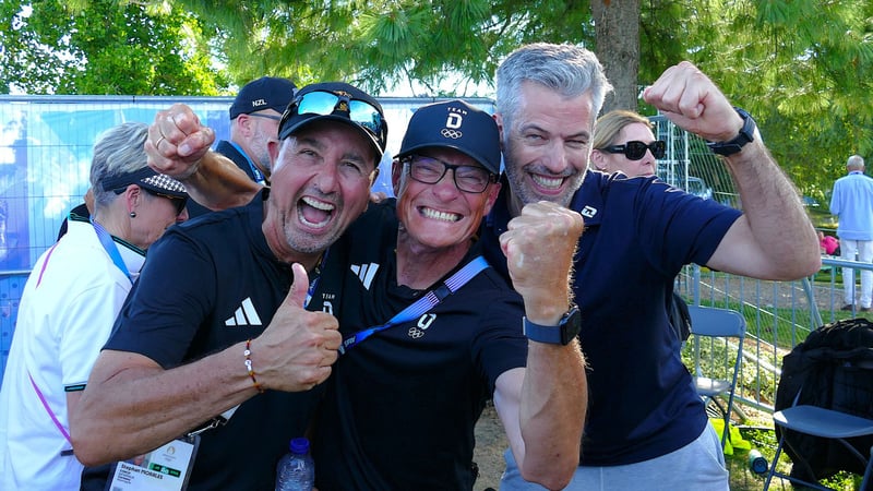 Marcus Neumann (mitte), Sportvorstand im Deutschen Golfverband, freut sich mit Damen-Bundestrainer Stephan Morales (links) und Christian Reimbold, dem Manager von Esther Henseleit über deren Silbermedaille. (Foto: Deutscher Golfverband / Thomas Kirmaier)