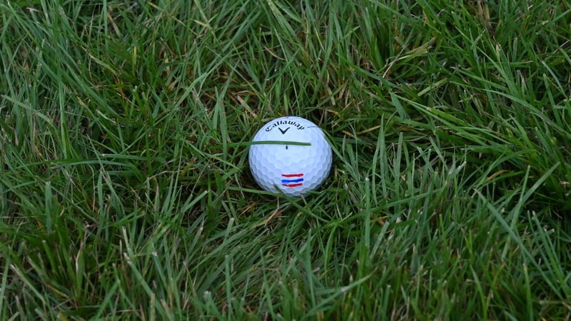 Ball im Rough? So identifizieren Sie Ihren Golfball korrekt und vermeiden Strafen laut R&A-Regeln. (Foto: Getty)