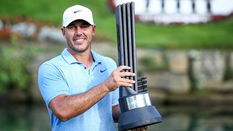 Brooks Koepka hält erneut eine LIV-Trophäe in der Hand. (Foto: Getty)