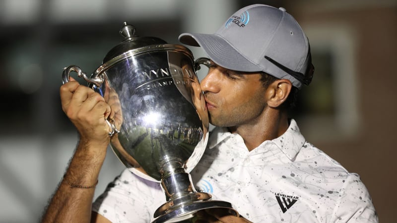 PGA Tour: Aaron Rai mit der Trophäe der Wyndham Championship. (Foto: Getty)