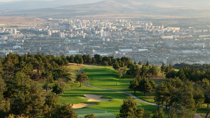 Der Tbilisi Hills Golf Course in Georgien bietet einige atemberaubende Ausblicke über die Täler, Hügerl und auch die Hauptstadt des Landes. (Foto: Tbilisi Hills Golf Course)