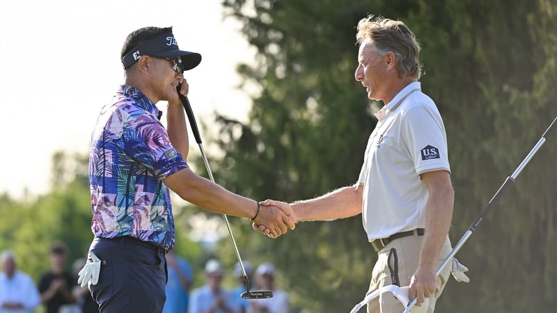 Y.E. Yang und Bernhard Langer nach dem Playoff auf der Champions Tour. (Fotos: Getty)