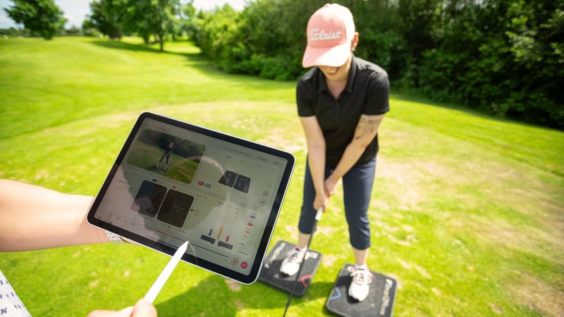 Journalistin und Golferin Sabine Biskup beim Training auf den Druckmessplatten. (Foto: Daniel Banner / Wan-Rae Cho)