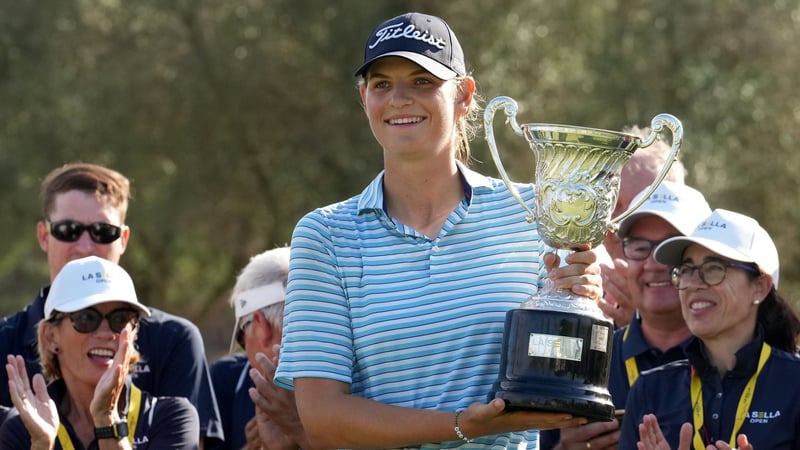 Helen Briem mit der Siegerinnentrophäe der La Sella Open. (Foto: Flickr/Mark Runnacles/LET)