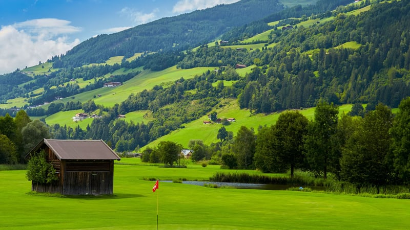 Golferlebnis im herbstlichen Postkartenpanorama: Eingebettet in sanfte Berglandschaften, bieten die Golfplätze im Salzburger Land eine atemberaubende Kulisse für entspannte Abschläge in der Natur. (Foto: Golfplatz Nationalpark Hohe Tauern)