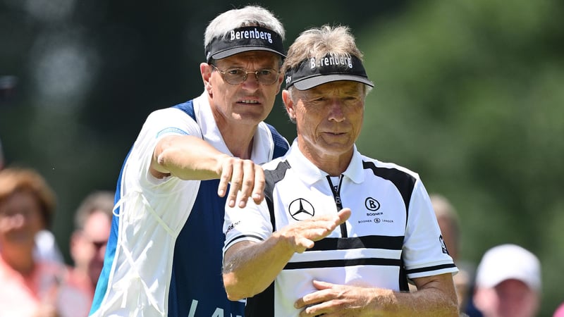 Jeder Profi, hier Bernhard Langer, wird von einem persönlichen Caddie begleitet. (Foto: Getty)