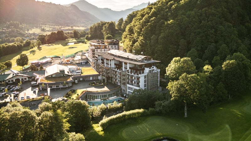 Das Grand Tirolia Kitzbühel, inmitten der Tiroler Alpen, bietet eine beeindruckende Aussicht auf die umliegenden Berge und den hauseigenen Golfplatz. (Foto: Grand Tirolia Kitzbühel)