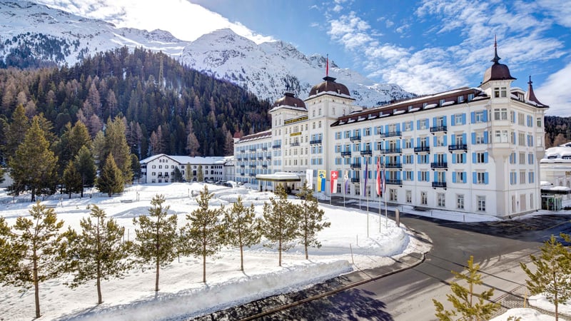 Das Hotel inmitten einer wunderschönen Winterlandschaft. (Foto: Grand Hotel des Bains Kempinski)