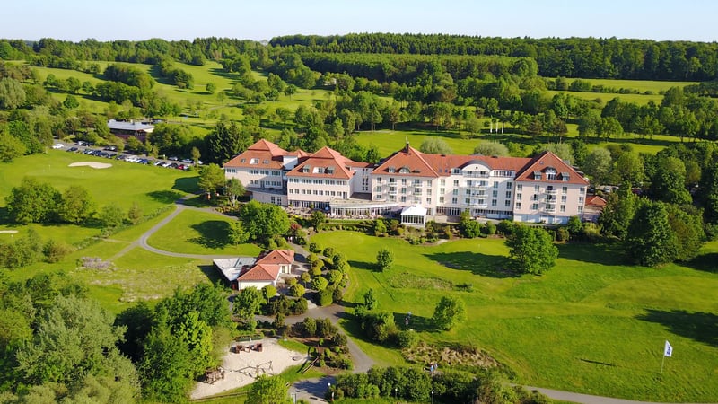 Das Lindner Hotel Wiesensee, idyllisch eingebettet in die grüne Landschaft von Westerburg. (Foto: Lindner Hotel Wiesensee)