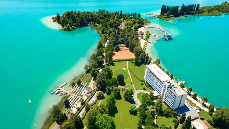 Das Parkhotel Pörtschach liegt auf einer Halbinsel am Wörthersee und bietet Zugang zu Golfplätzen und Erholungsmöglichkeiten in ruhiger Umgebung. (Foto: Parkhotel Pörtschach)