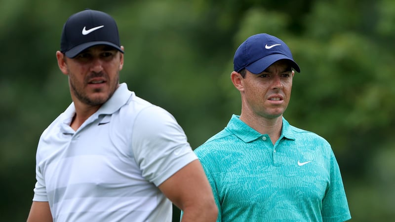 Brooks Koepka (li.) wird zusammen mit Bryson DeChambeau gegen Rory McIlroy (re.) und Scottie Scheffler antreten. (Quelle: Getty)