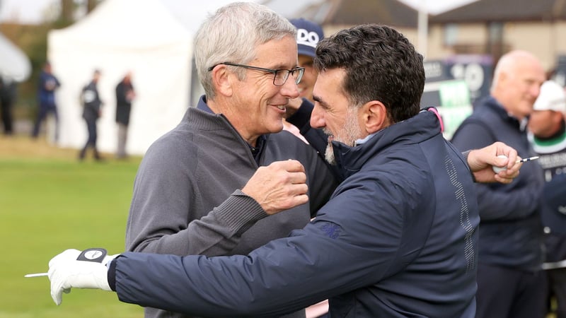 Jay Monahan, Commissioner der PGA Tour und Yasir Al-Rumayyan, Gouverneur des saudi-arabischen Public Investment Fund, umarmen sich am ersten Tag der Alfred Dunhill Links Championship 2024. (Foto: Getty)