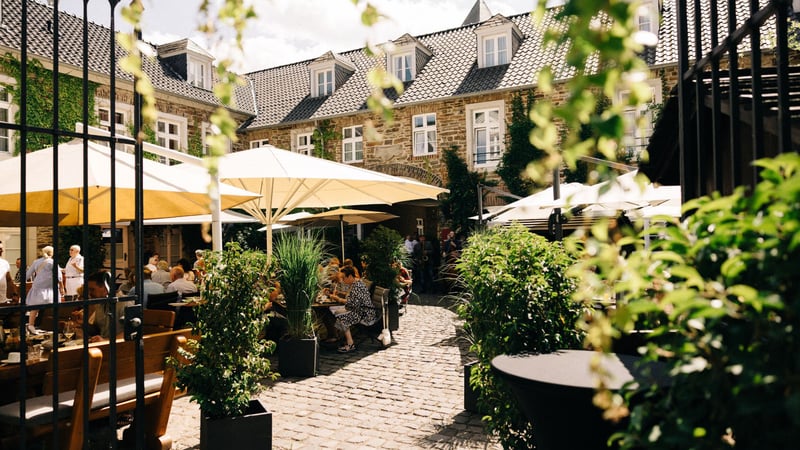 Genuss und Golf: In Ahrweiler gibt es Greenfee-Rabatte, regionale Kulinarik und vielseitige Freizeitmöglichkeiten in einer idyllischen Umgebung. (FotHotel Rodderhof)