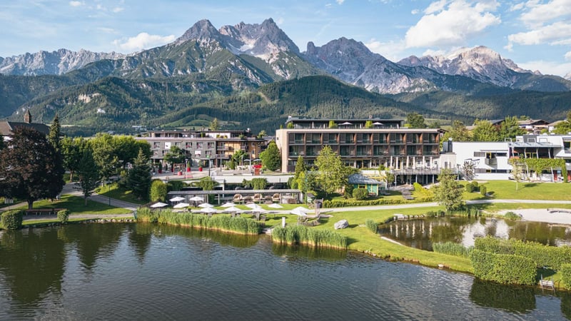 Der Ritzenhof vor einem traumhaften Bergpanorama. (Foto: Ritzenhof)