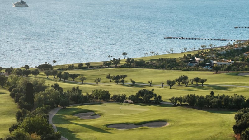 Golfen an der malerischen Küste im Costa Navarino. (Foto: Costa Navarino)