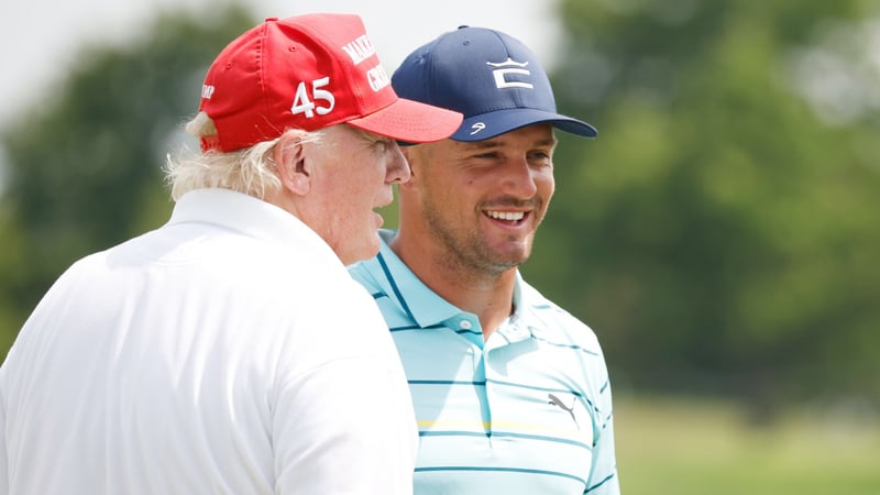 Donald Trump und Bryson DeChambeau auf einer gemeinsamen Golfrunde 2022. (Foto: Getty)