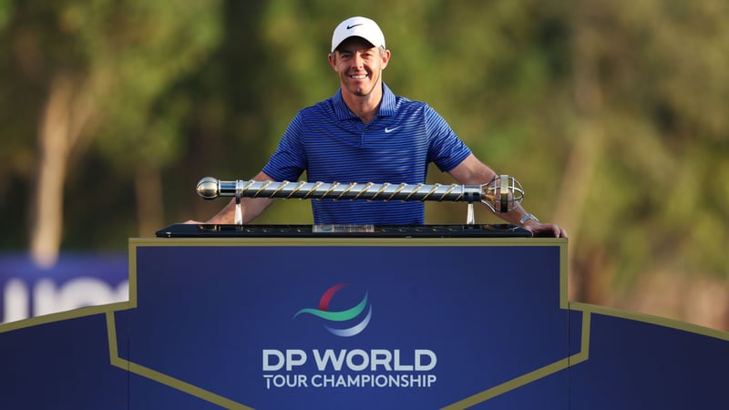 Rory McIlroy als strahlender Sieger mit der Trophäe der DP World Tour Championship. (Foto: Getty)