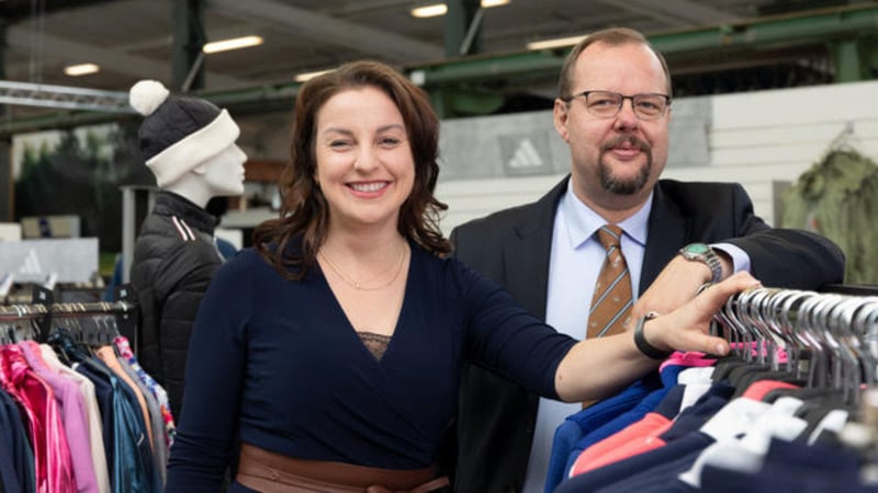 Jennifer Clews und Michael Schwanhäuser, die neuen Inhaber des Fairway Golf Shop in Pulheim bei Köln. (Foto: Fairway Golf Shop / Manfred Jasmund)