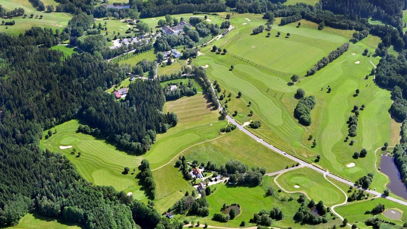 Der Blick über die Golfanlage Fahrenbach, eingebettet in den Naturpark Fichtelgebirge. (Foto: Golfhotel Fahrenbach)