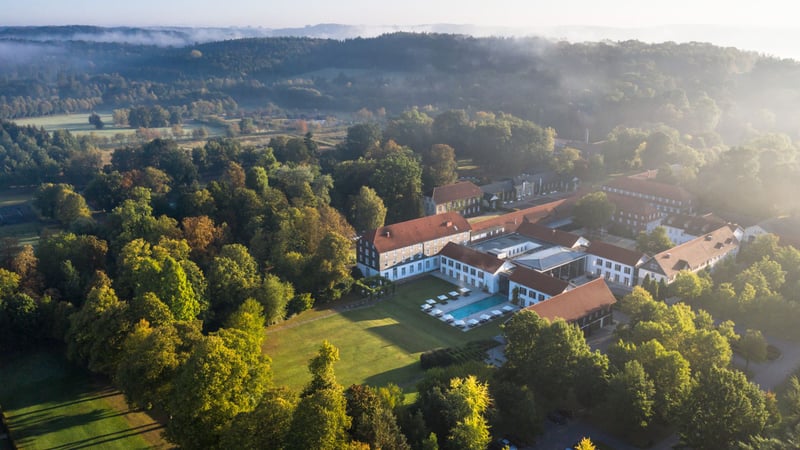 Der Blick auf das Resort im malerischen Gräflicher Park. (Foto: Gräflicher Park Health & Balance Resort)