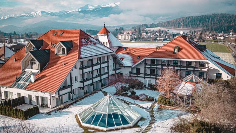 Das Hotel Montis im Glanz des Winters. (Foto: Instagram/@hotel_schoenblick_kronplatz)