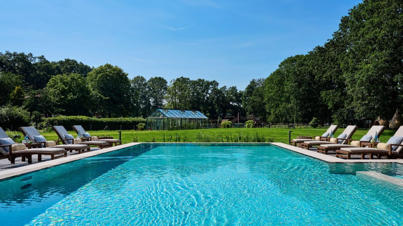 Der Blick auf das Schwimmbad des Hotels. (Foto: Romatikhotel Jagdhaus Eiden)