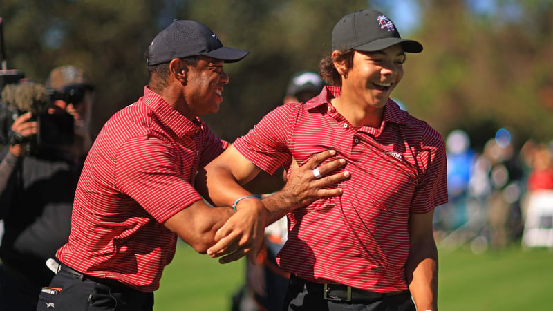 Charlie und Tiger Woods feiern das Hole-in-One vom Sohnemann. (Foto: Getty)