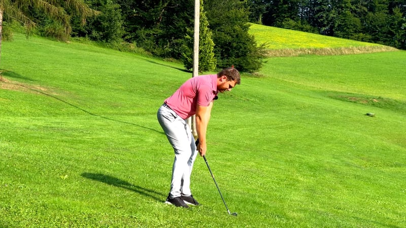 Golftraining mit Birdietrain, um den Ball unter einem aus der Hanglage zu schlagen. (Foto: Birdietrain)