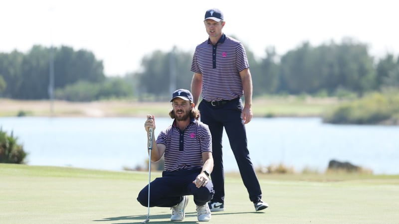 Tommy Fleetwood und Justin Rose aus Team GB&I in den Vormittags-Foursomes des Team Cups der DP World Tour. (Quelle: Getty)