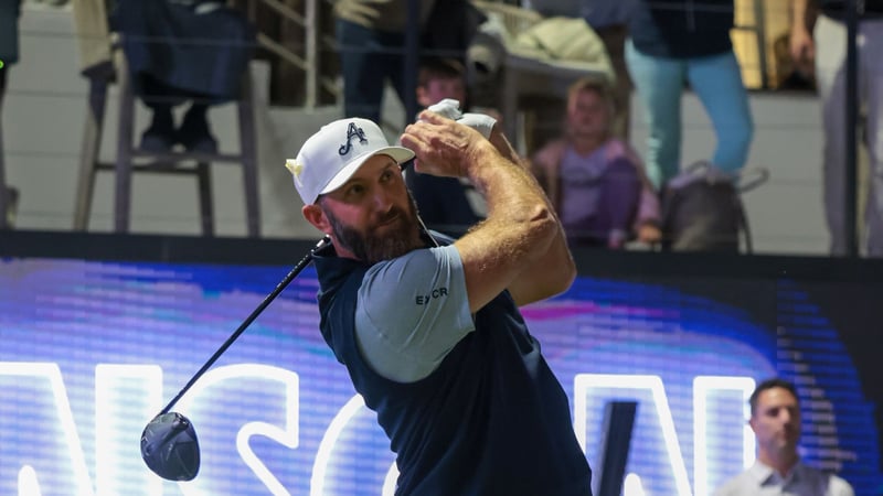 Ungewohntes Bild: Beim LIV Golf Auftaktsevent sieht man Dustin Johnson ohne TaylorMade Kappe - das erste Mal seit 18 Jahren. (Foto: Getty)