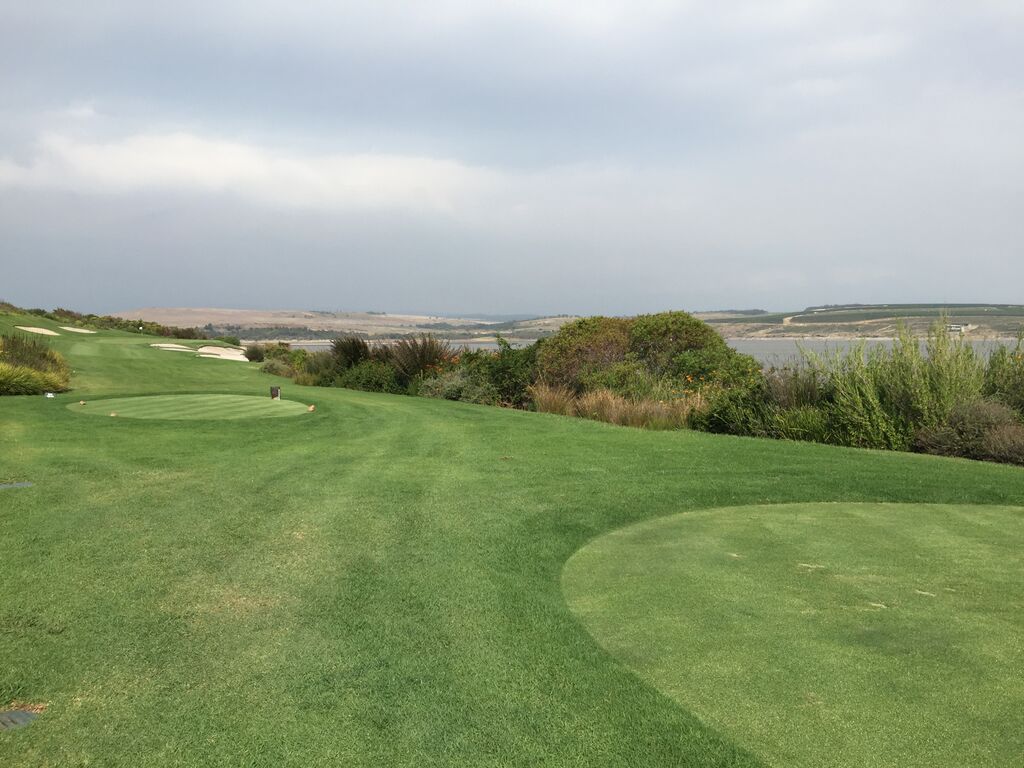 Im Hintergrund: Die Bot River Lagune, an der sich einige Spielbahnen entlangziehen. Es ist zu empfehlen sich an der Windrichtung zu orietieren, damit der Ball auf dem teilweise engen Fairway eine Chance hat (Foto: Golf Post) 