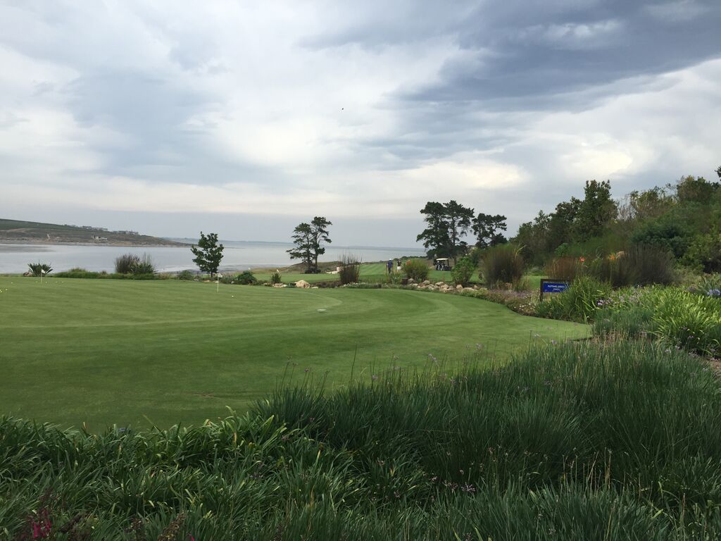 Auf den teilweise riesigen Grüns kommt der Ball schnell ins Rollen und landet bei zu viel Speed auch gerne wieder abseits des Grüns (Foto: Golf Post)