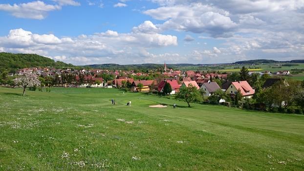 Grün 1 und der Blick auf Colmberg. (Foto:GC Ansbach)