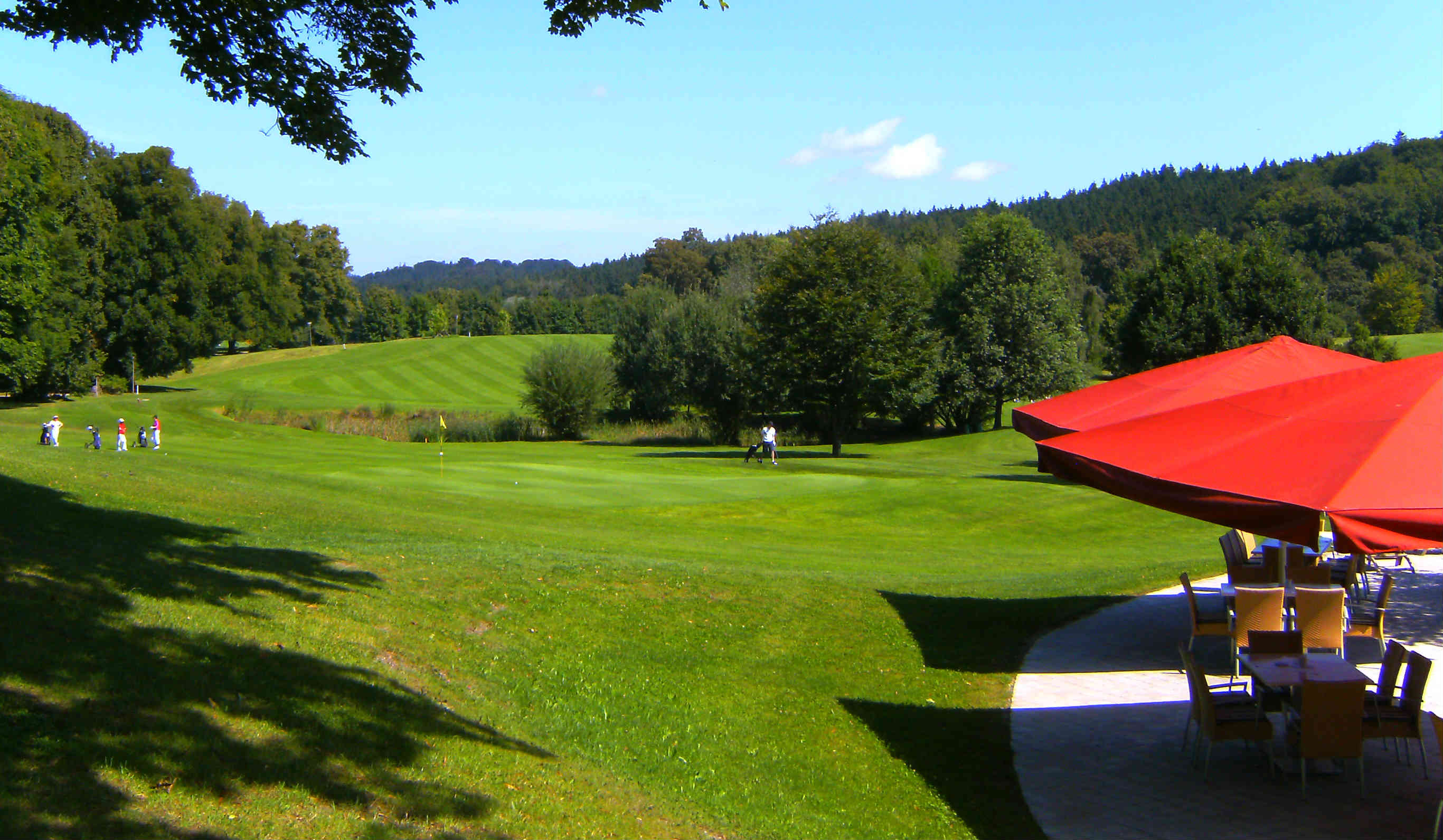 Von der Clubhausterrasse kann man einen tollen Ausblick genießen. (Foto: GC Hohenpähl)