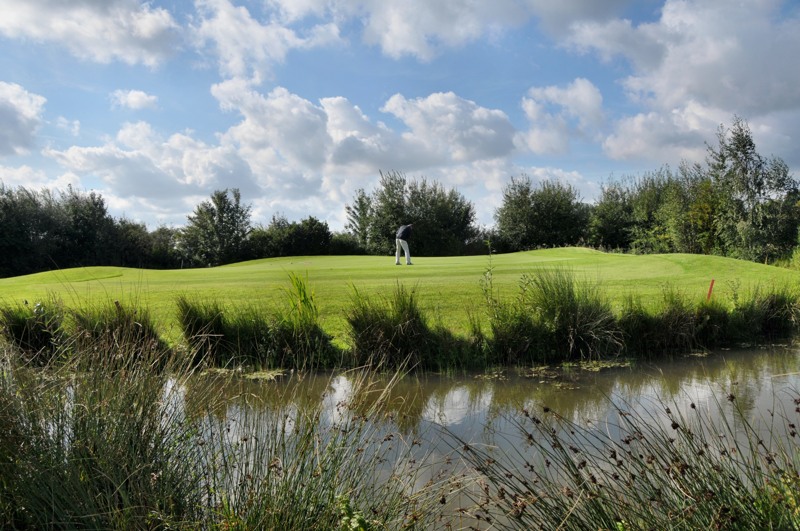 Das Grün von Bahn 7 wird von einer Menge Wasser bewacht. (Foto: GC Am Deister)
