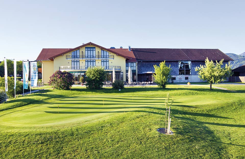 Hier zu sehen: Das Clubhaus mit Stadl...